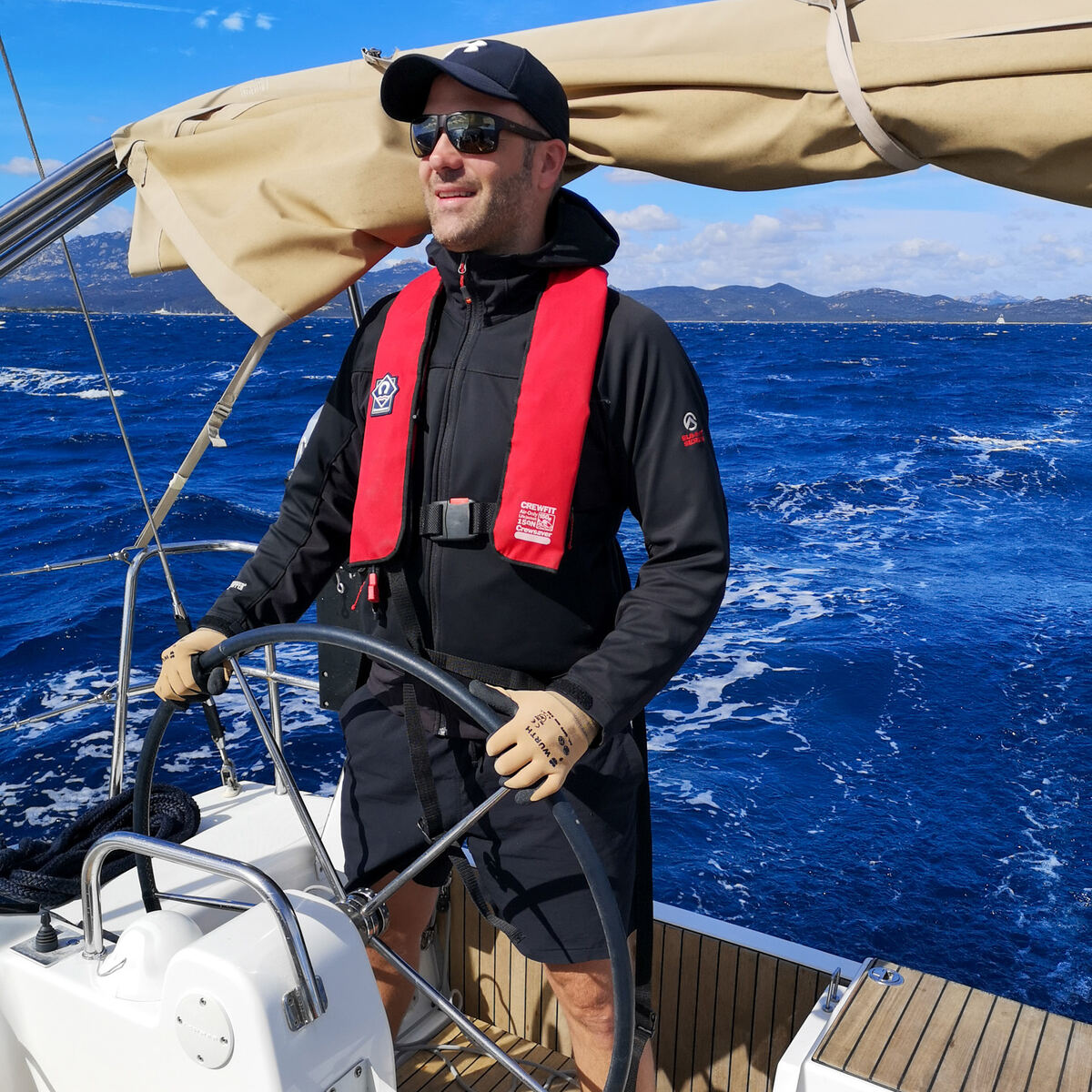 Skipper am Steuerrad auf hoher See