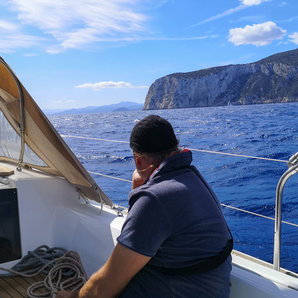 Mitsegler an Bord, gemeinsam unterwegs auf dem Mittelmeer